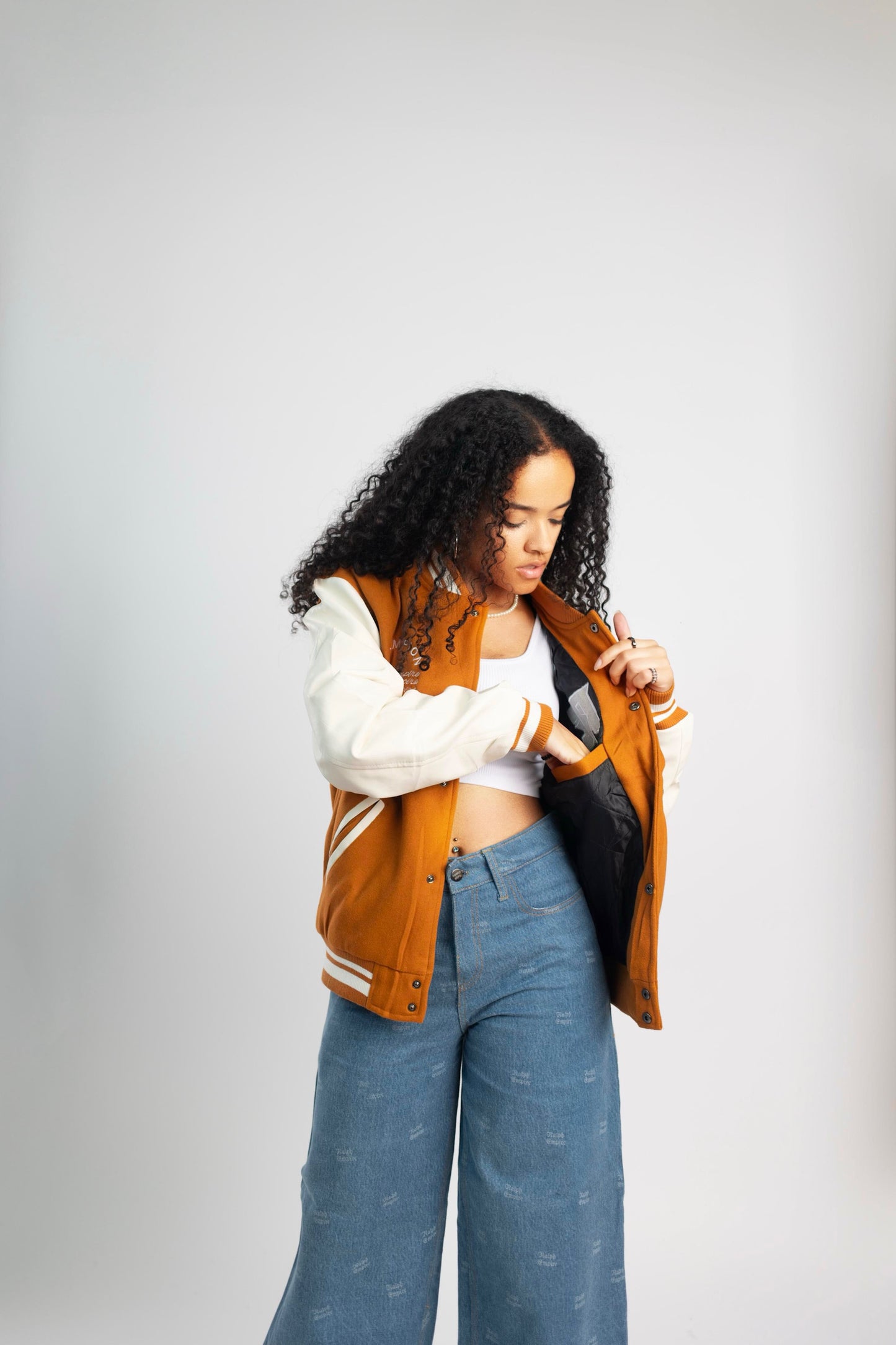 Empire Elite – Premium Collegejacke – Rostorange und Weiß.