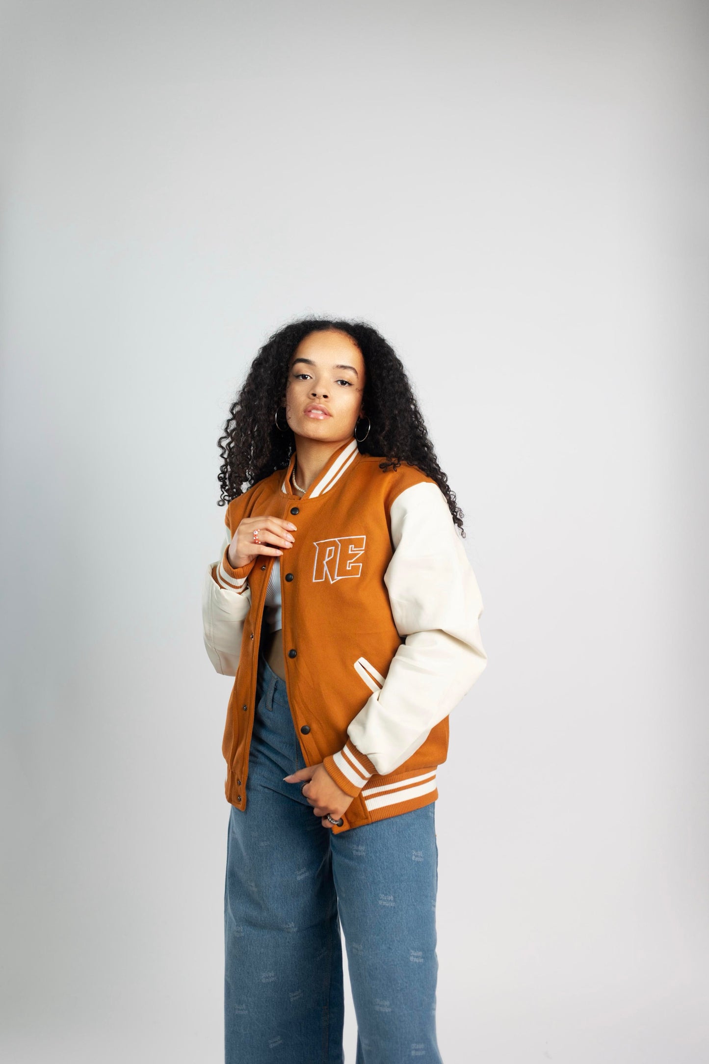 Empire Elite – Premium Collegejacke – Rostorange und Weiß.