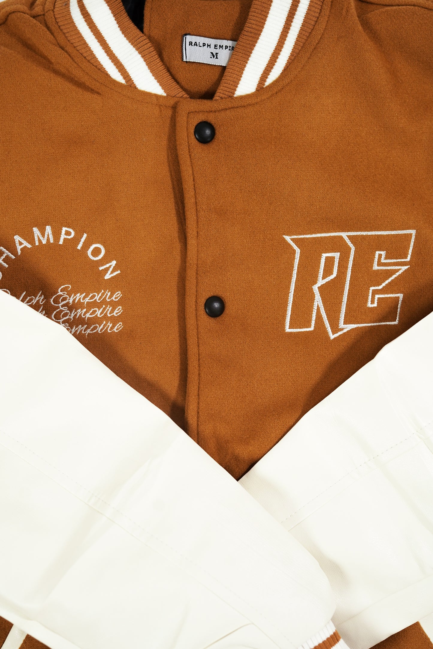 Empire Elite – Premium Collegejacke – Rostorange und Weiß.