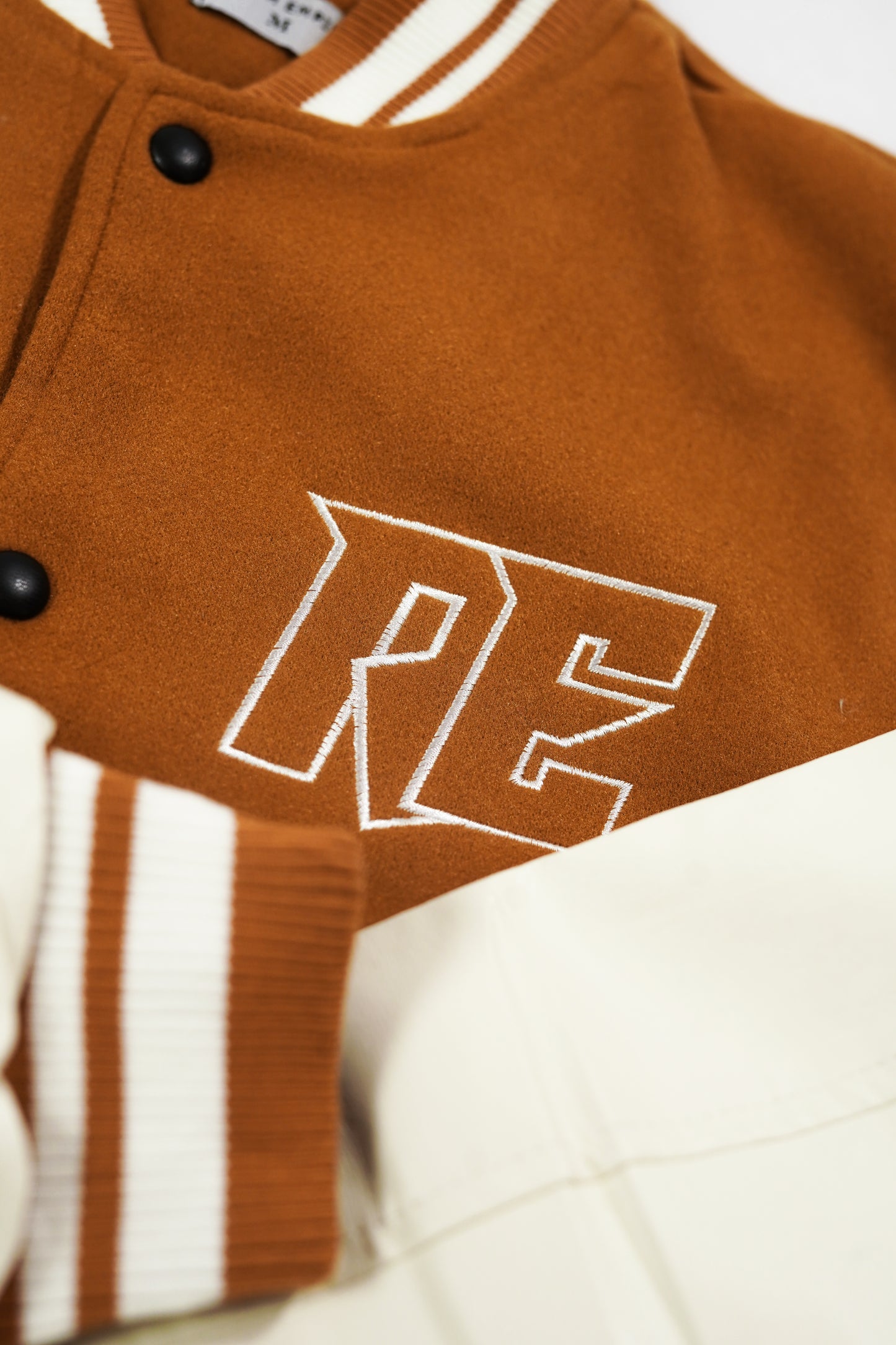Empire Elite – Premium Collegejacke – Rostorange und Weiß.