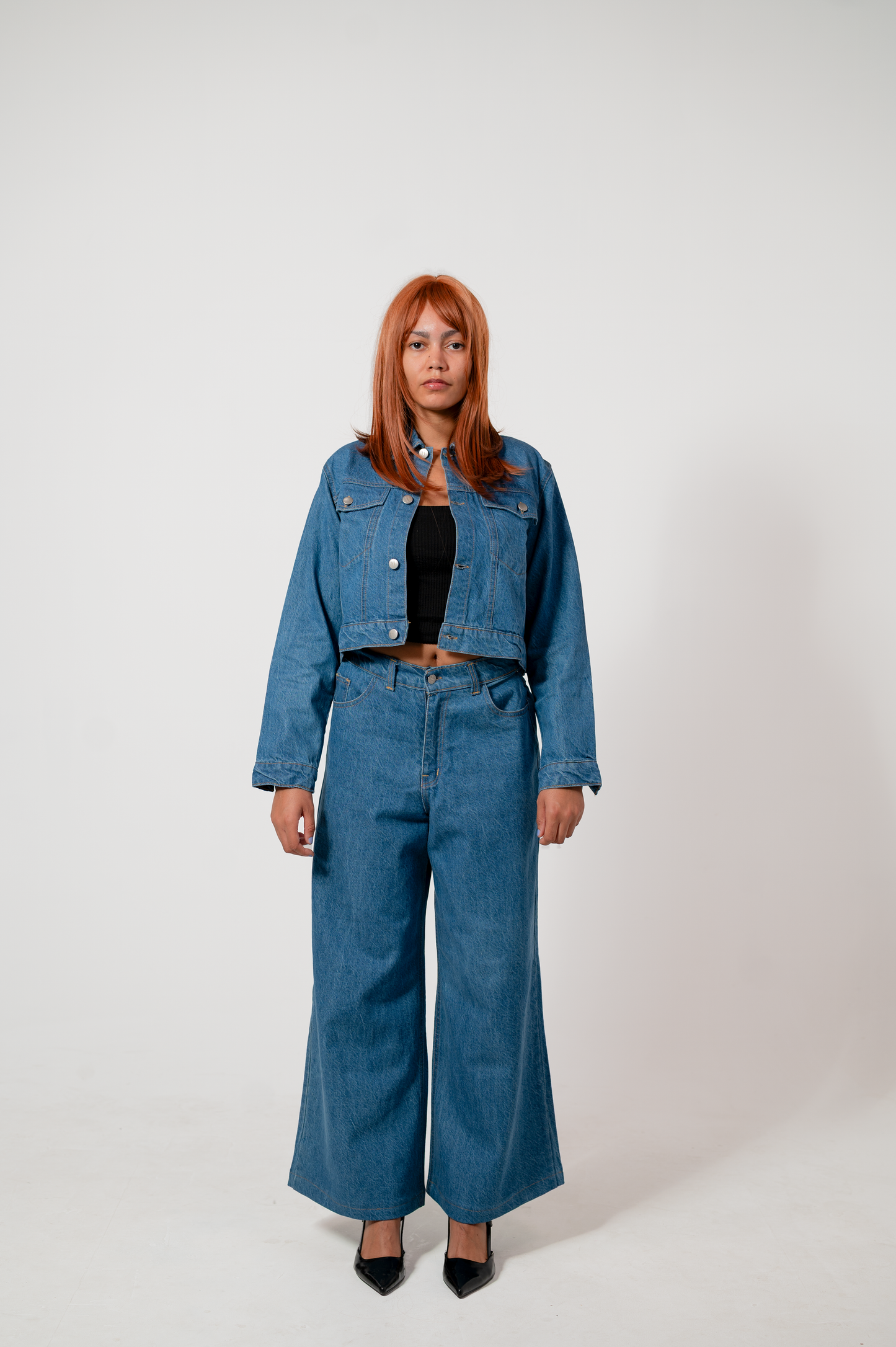Klassisches Jeans-Set – kurze Jacke und Hose mit weitem Bein.