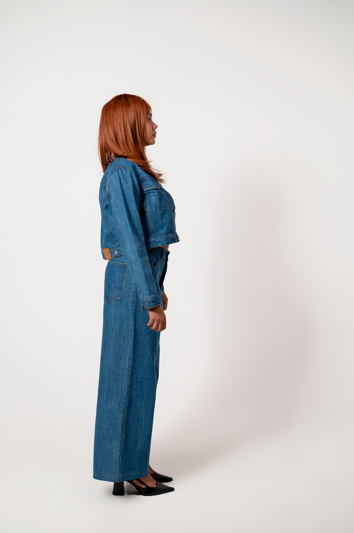 Klassisches Jeans-Set – kurze Jacke und Hose mit weitem Bein.