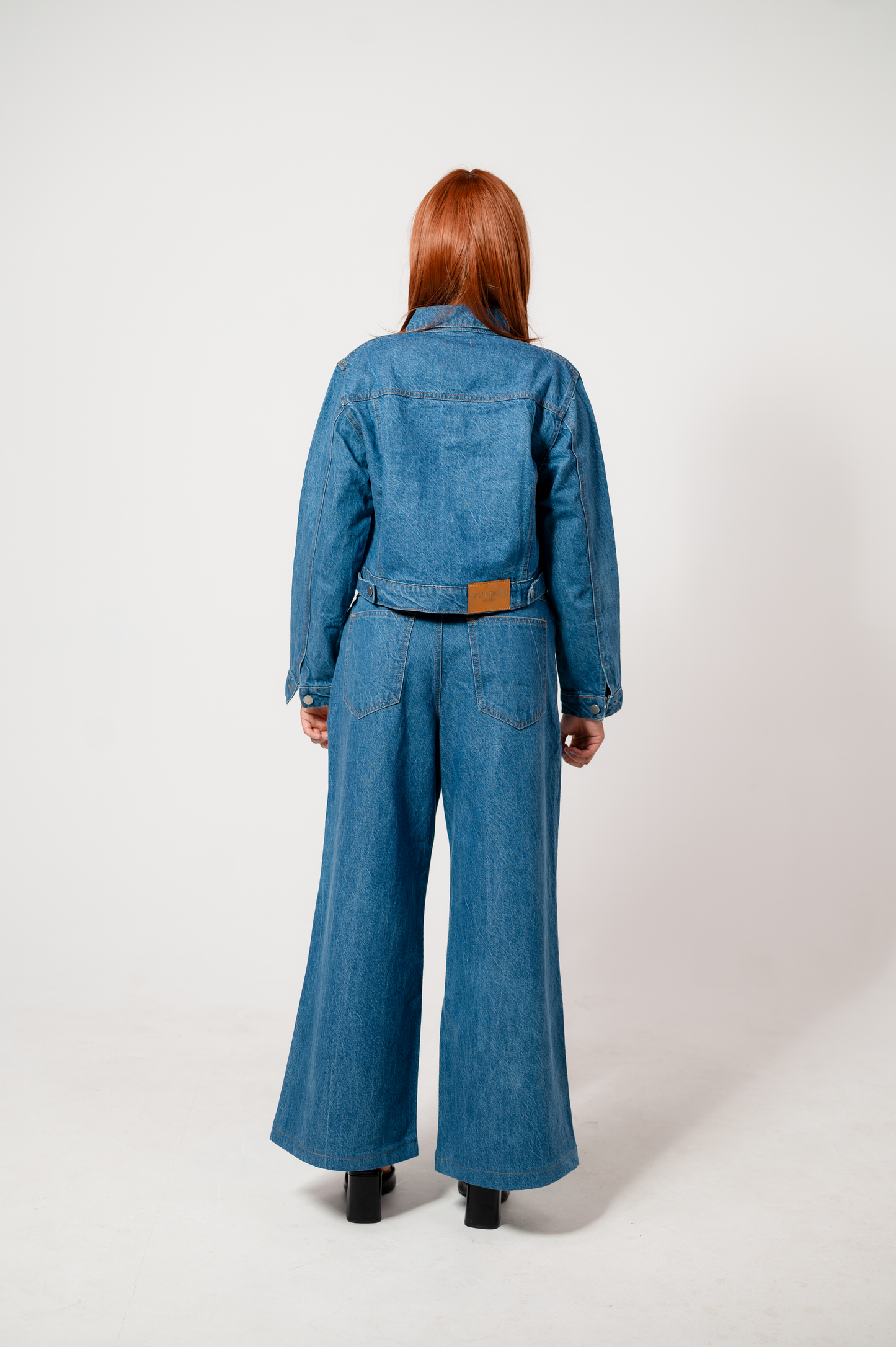 Klassisches Jeans-Set – kurze Jacke und Hose mit weitem Bein.