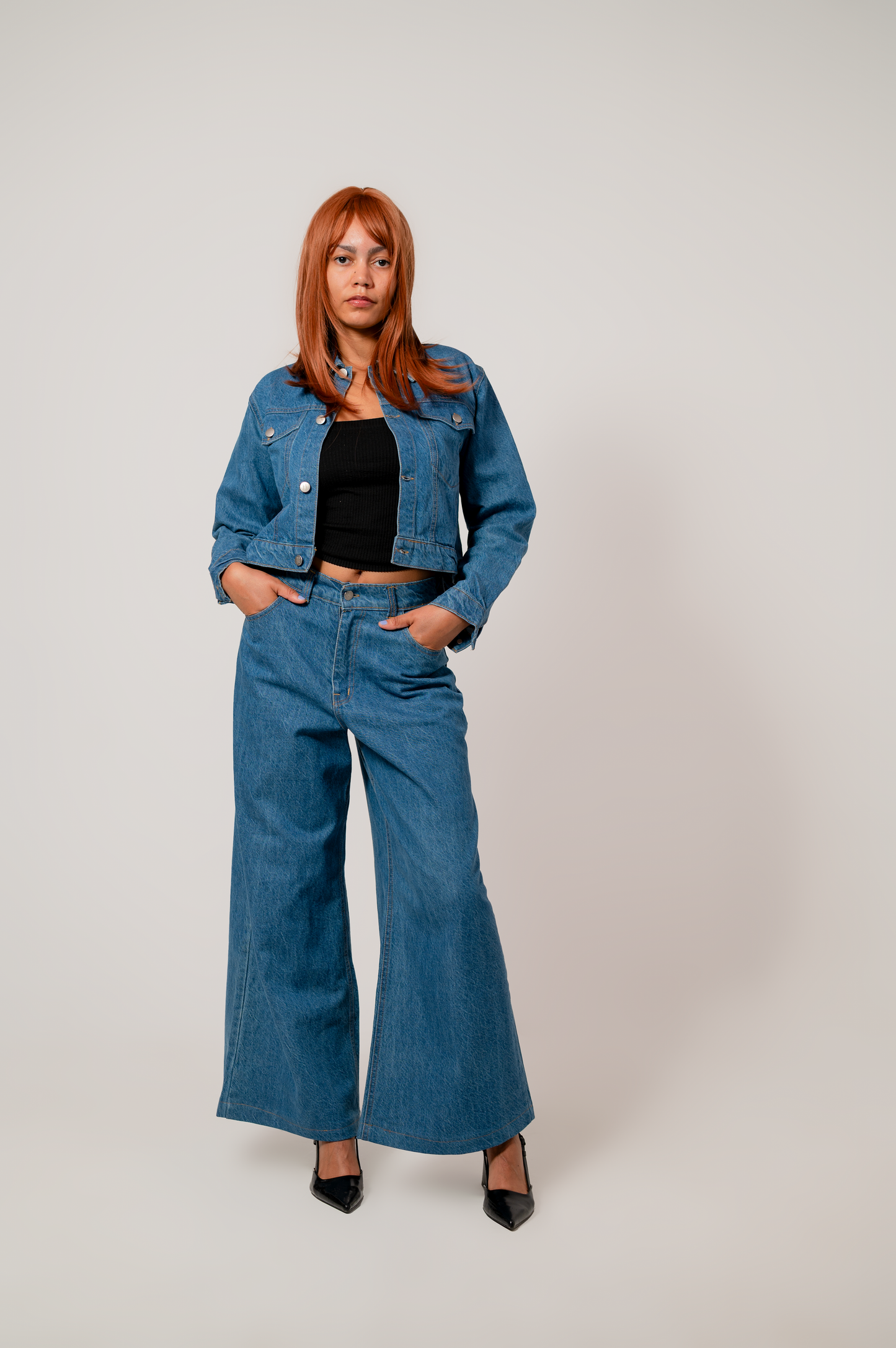 Klassisches Jeans-Set – kurze Jacke und Hose mit weitem Bein.