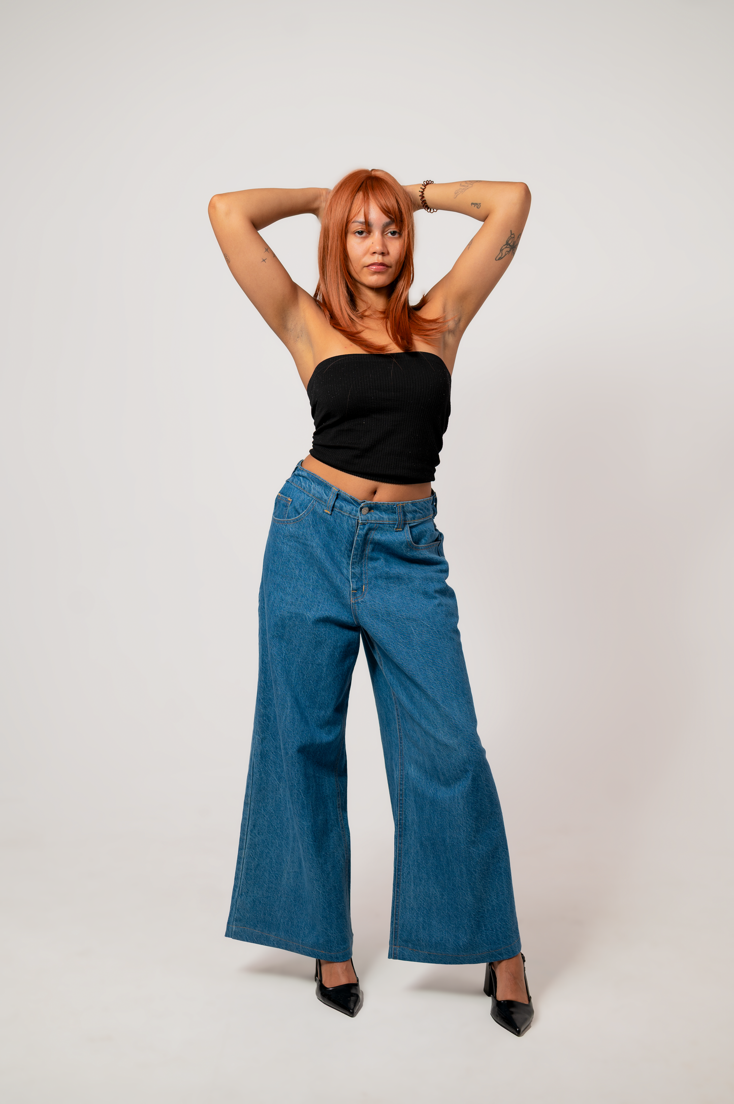 Klassisches Jeans-Set – kurze Jacke und Hose mit weitem Bein.