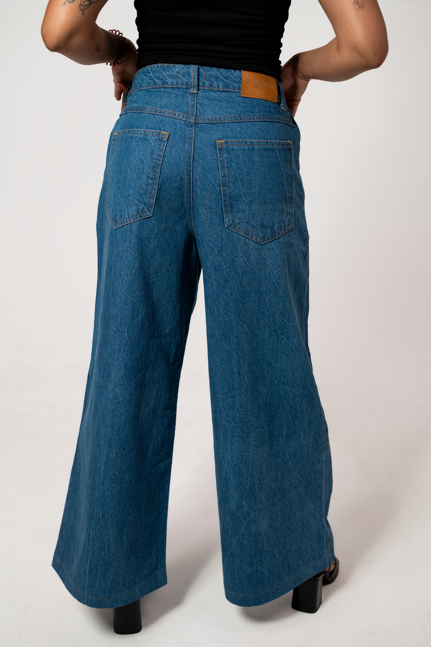 Klassischer Denim – weite Hose