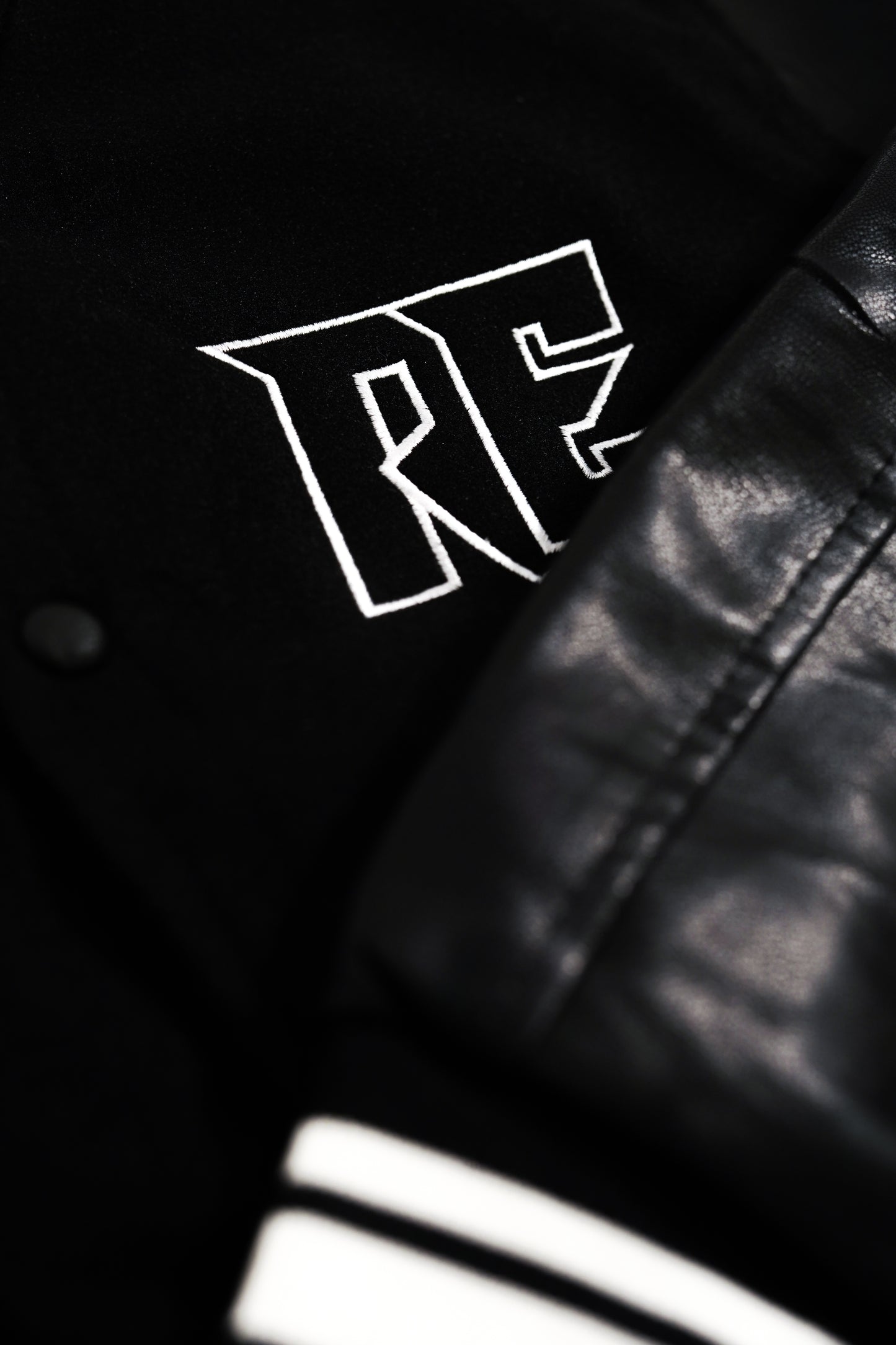 Empire Elite – Premium Collegejacke – Schwarz und Weiß. 