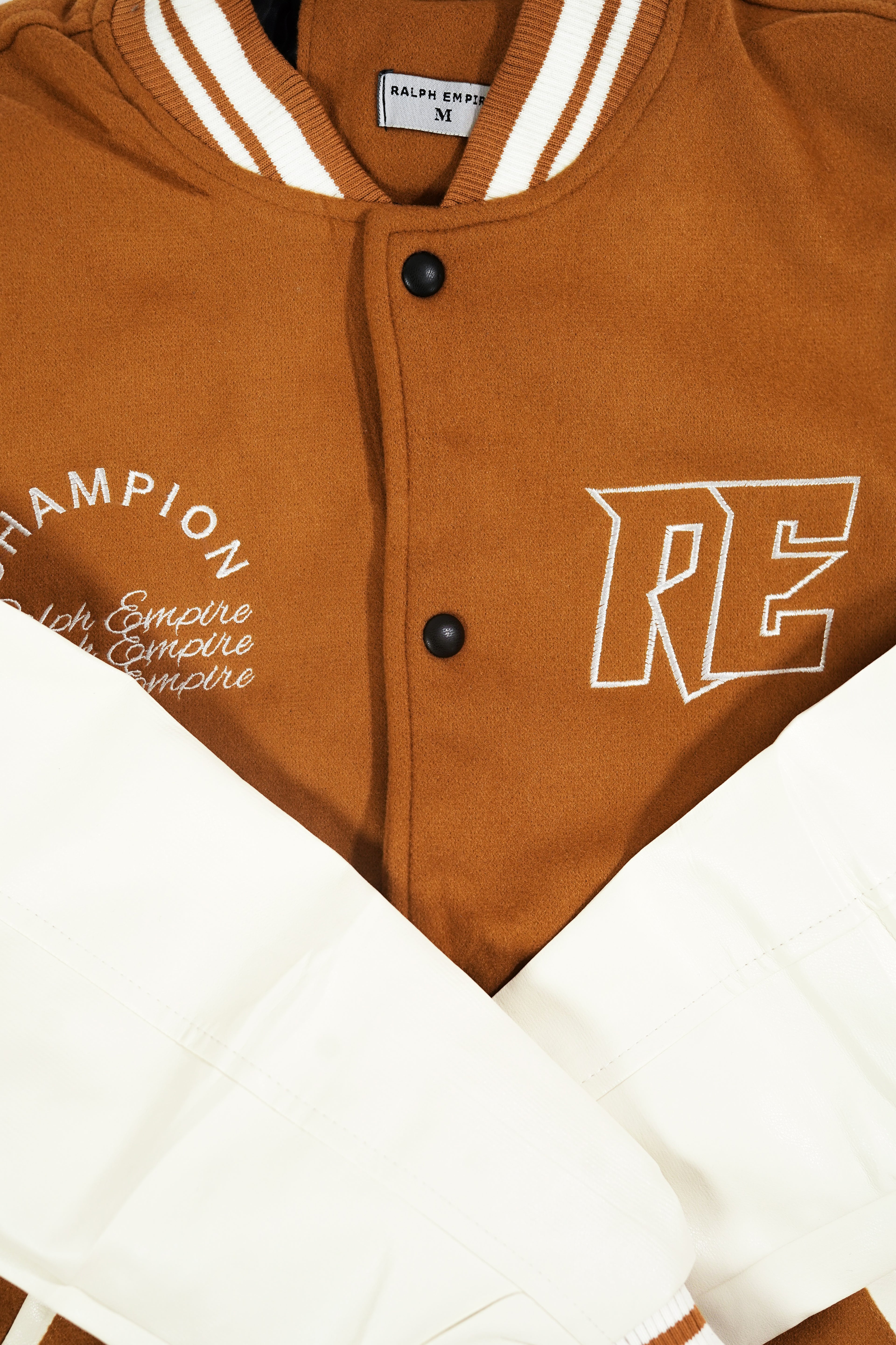 Empire Elite – Premium Collegejacke – Rostorange und Weiß. 