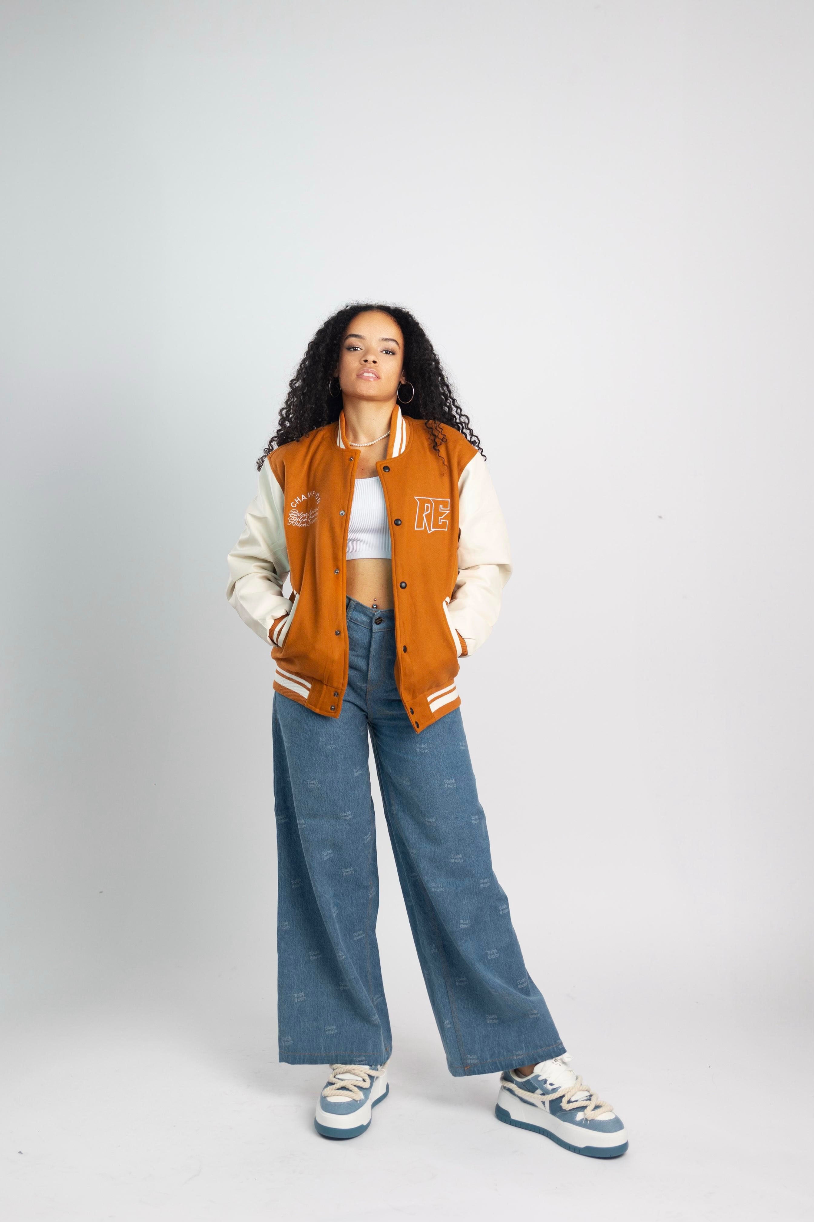 Empire Elite – Premium Collegejacke – Rostorange und Weiß. 