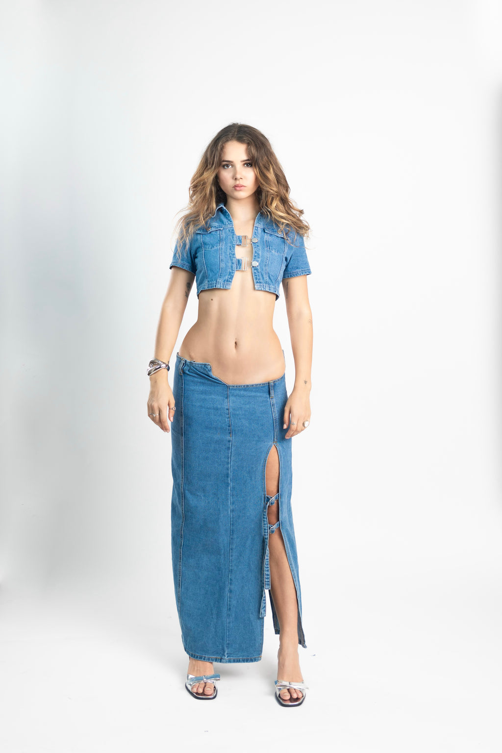 Female Raw offener langer Jeansrock und kurze Minijacke 