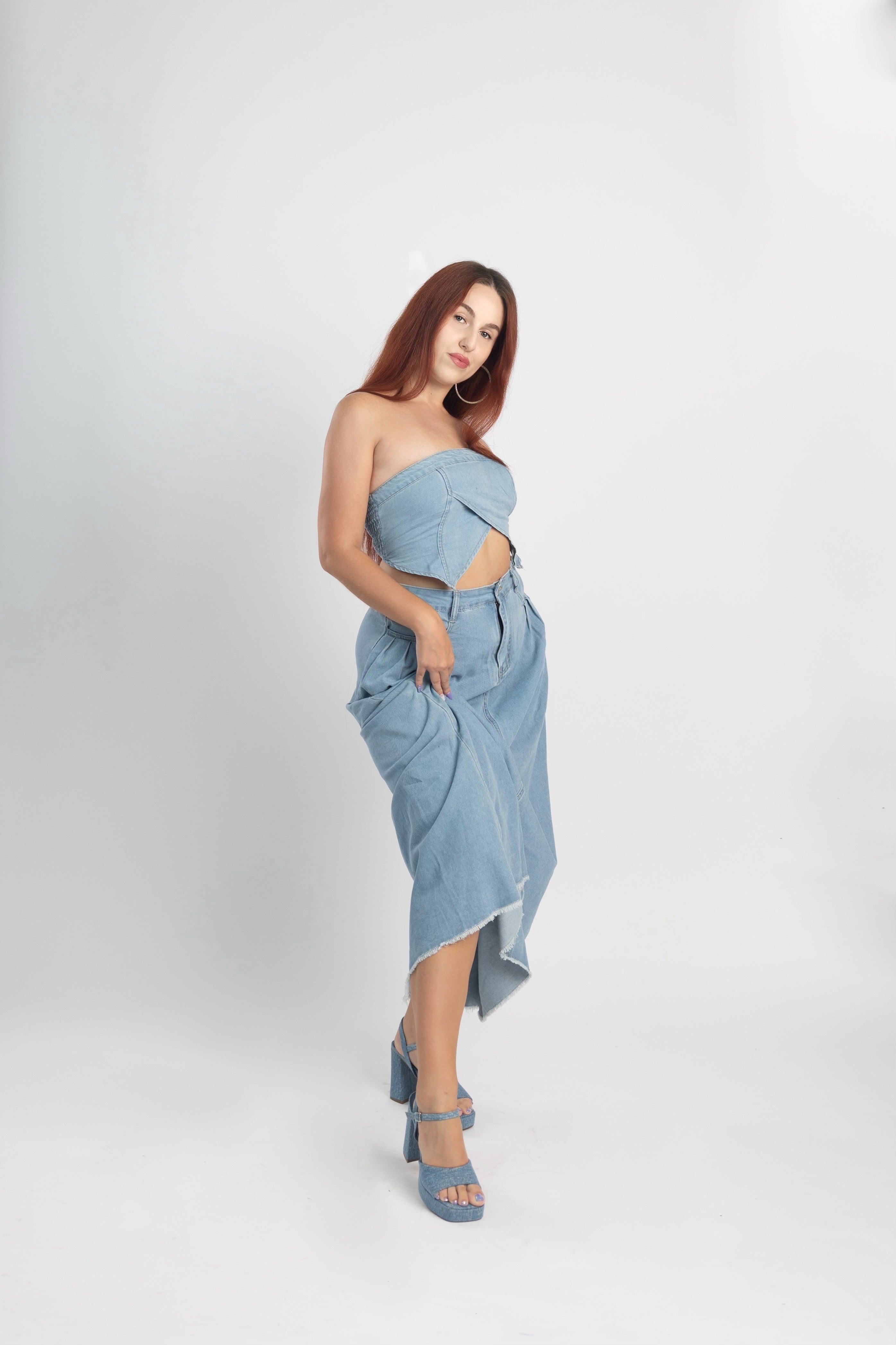 Hellblauer, verwaschener langer Jeansrock und Korsett-Oberteil 