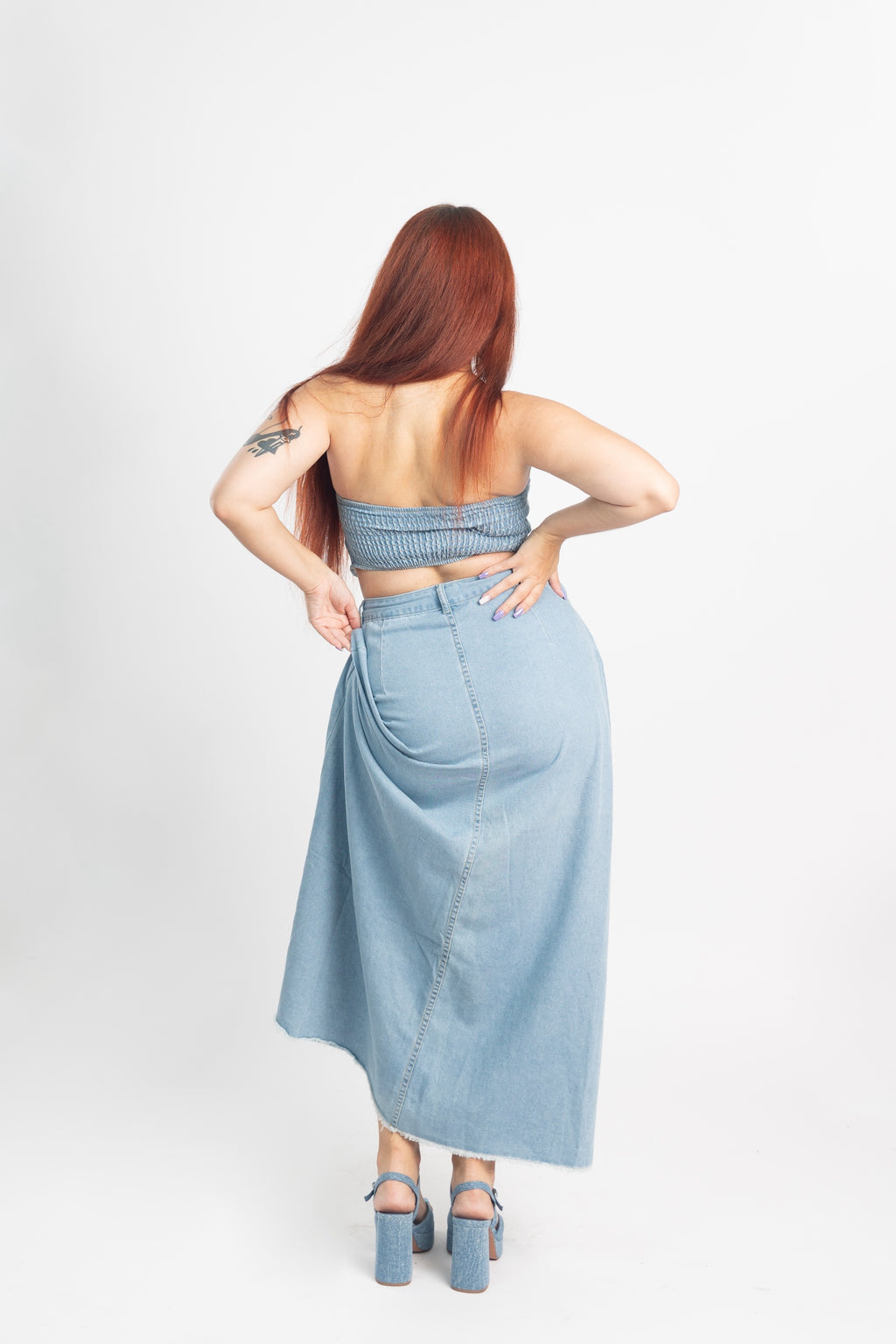 Hellblauer, verwaschener langer Jeansrock und Korsett-Oberteil 