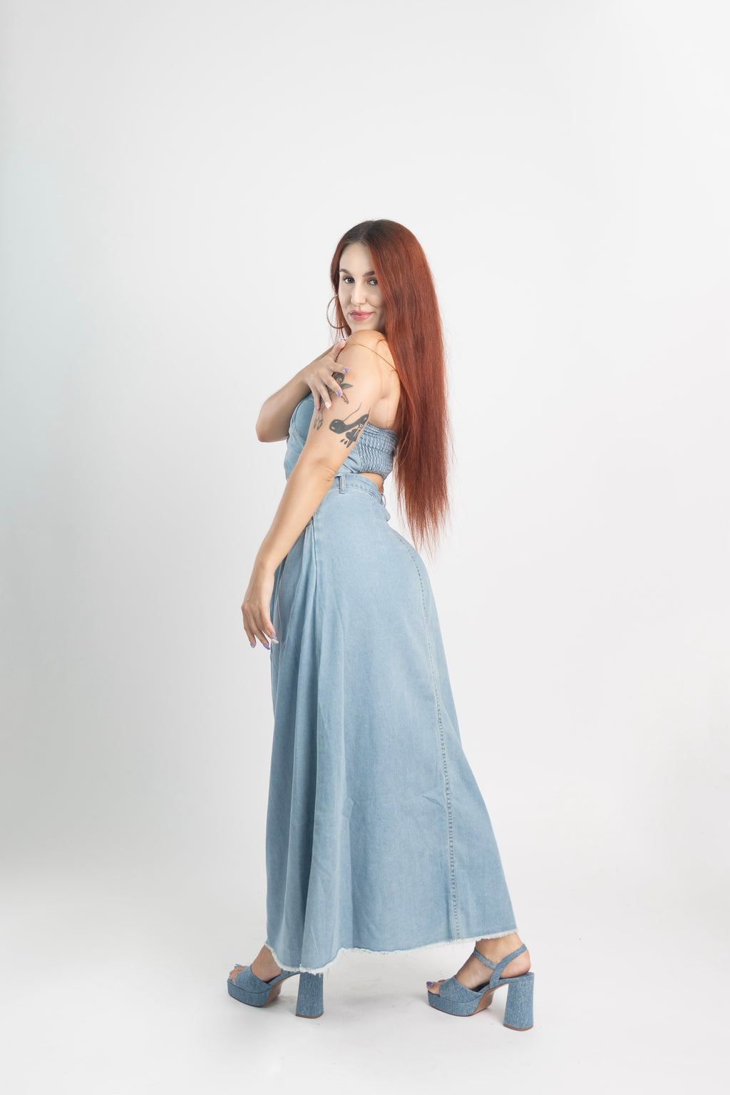 Hellblauer, verwaschener langer Jeansrock und Korsett-Oberteil 